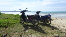 2 Motorräder parken am Strand, San Vicente, Palawan